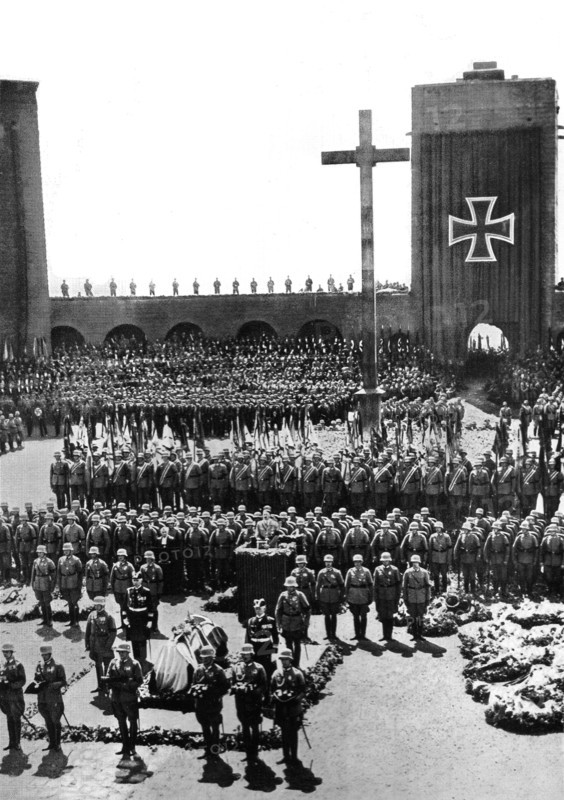 Adolf Hitler. Trauerfeier für Generalfeldmarschall v. Hindenburg im Ehrenhof des Tannenberg-Denkmals. Der Nachruf des Führers. Funéraille du maréchal von Hindenburg dans la Cour des Héros à Tannenberg.