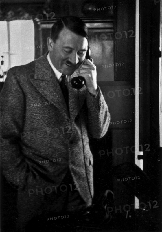 Adolf Hitler. Am morgen des 15. Januar 1935: Der Führer dankt dem Gauleiter Bürckel anläßlich des Saarsieges. Au matin du 15 janvier 193(? LE Fûhrer remercie le Gauleiter Bürckel à l'occasion de la victoire de la Sarre.