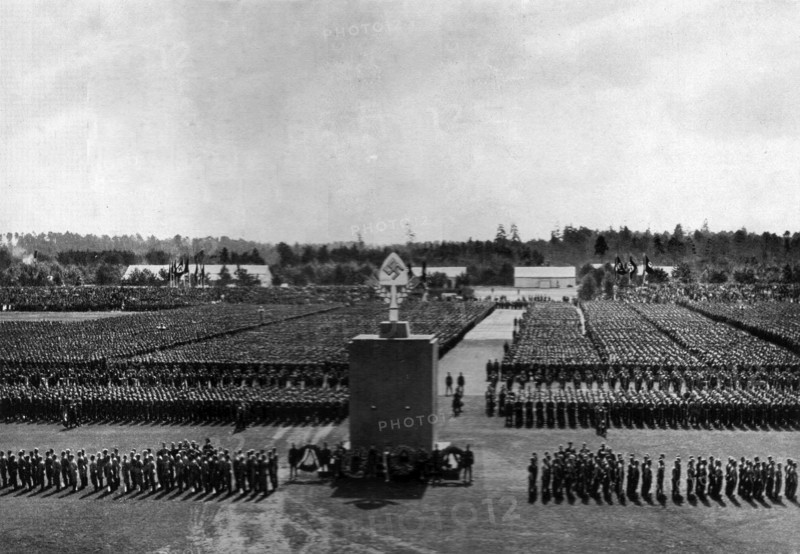 Adolf Hitler. Das Heer der Arbeit. Reichsparteitag 1935. L'armée du travail au Congrès du Parti en 1935.