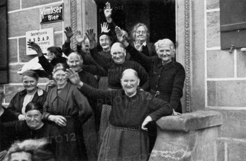 Adolf Hitler. ( Fahrt durch ein fränkisches Städtchen).