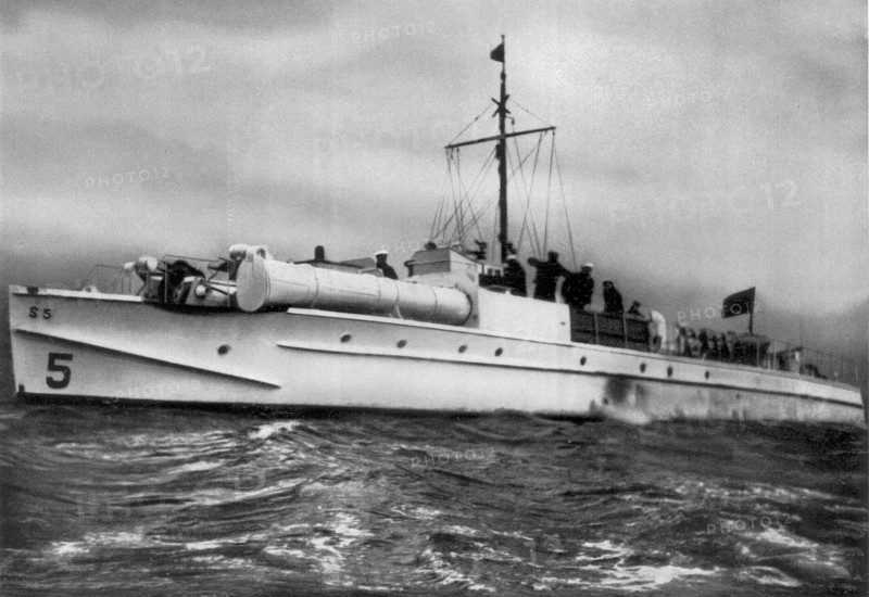 Adolf Hitler. Die Windhunde der Ostsee: Ein deutsches Schnellboot. Le "lévrier" de la Baltique. Bateau rapide allemand.