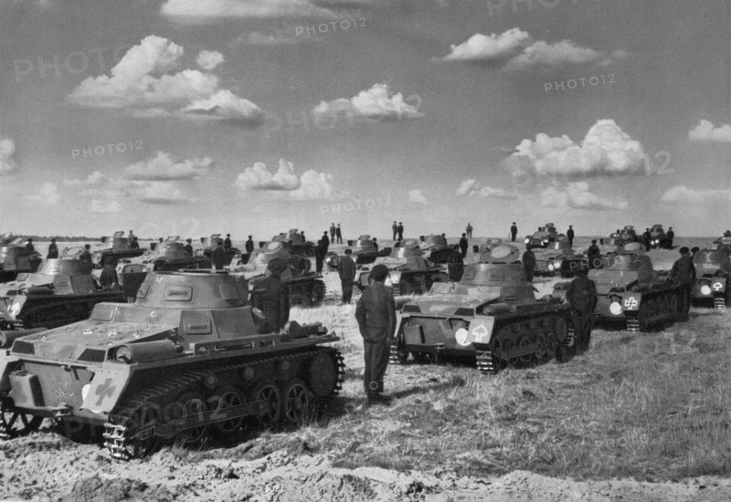 Adolf Hitler. Wir haben wieder Tanks durch Hitlers Tat. "Nous avons encore des tanks grâce à l'action du Führer".
