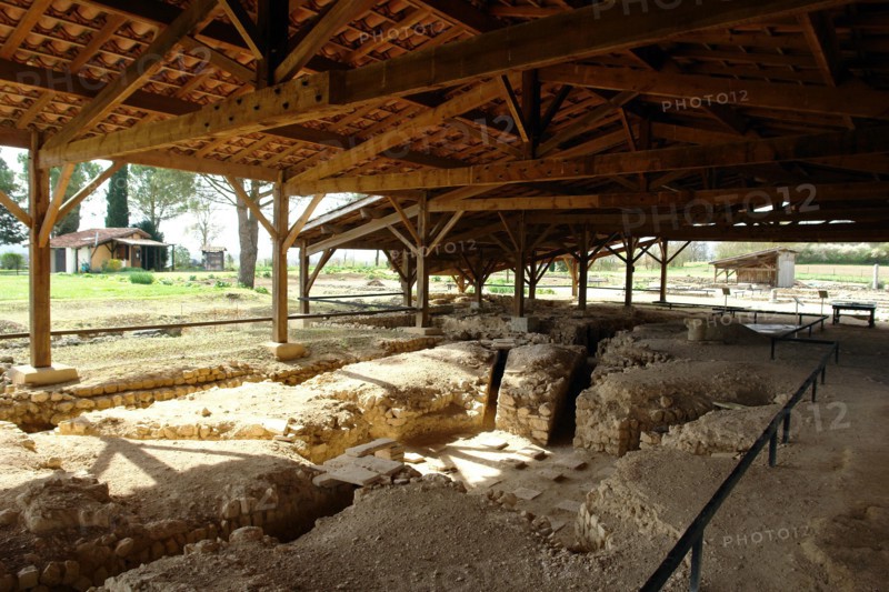 Fouille gallo-romaines de Séviac. Gers. La villa gallo-romaine de Séviac restitue le cadre de vie d'un aristocrate terrien des 4e et 5e siècles de notre ère. Les constructions apparentes et les mosaïques appartiennent à la partie résidentielle d'une grande villa du Bas-Empire, qui prolonge un habitat plus ancien. Salle à abside située à droite de l'entrée. Mosaïques.
