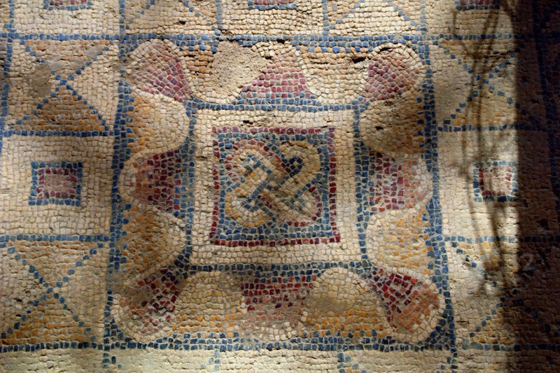 Fouille gallo-romaines de Séviac. Gers. La villa gallo-romaine de Séviac restitue le cadre de vie d'un aristocrate terrien des 4e et 5e siècles de notre ère. Les constructions apparentes et les mosaïques appartiennent à la partie résidentielle d'une grande villa du Bas-Empire, qui prolonge un habitat plus ancien. Mosaïques.