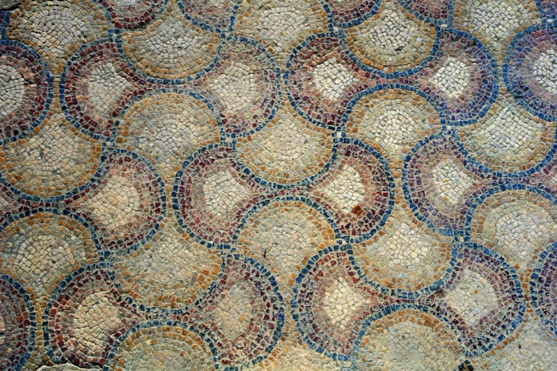 Fouille gallo-romaines de Séviac. Gers. La villa gallo-romaine de Séviac restitue le cadre de vie d'un aristocrate terrien des 4e et 5e siècles de notre ère. Les constructions apparentes et les mosaïques appartiennent à la partie résidentielle d'une grande villa du Bas-Empire, qui prolonge un habitat plus ancien. Mosaïques.