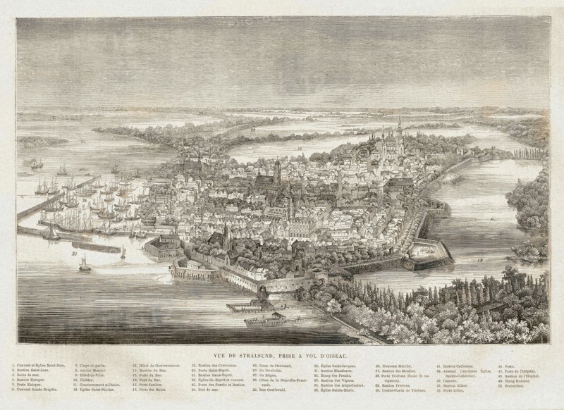 Vue de Stralsund. Stralsund est une ville du Mecklembourg-Poméranie occidentale, partie de la Poméranie, au nord de l'Allemagne. La ville se trouve sur le Strelasund, un bras de la Mer Baltique entre l'île de Rügen et le continent. Au vu de sa situation, la ville est parfois surnommée « le port de Rügen ».
Avec ses 59 140 habitants (31.12.2003), elle fait partie des plus grandes villes de la région de Poméranie. Elle vit principalement du tourisme. Parmi les attractions les plus connues, on peut citer le Musée de la mer allemand, le parc aquatique, le port de plaisance, la place du vieux marché (Alter Markt) avec l'hôtel de ville et l'église St-Nicolas, la nouvelle place du marché, l'église St-Marie, etc.
