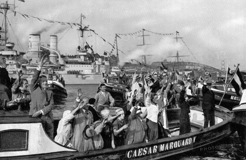 Adolf Hitler. Begeisterung über die Anwesenheit des Fürhers im Hamburger Hafen. Enthousiasme lors de la présence du Führer dans le port de Hambourg.