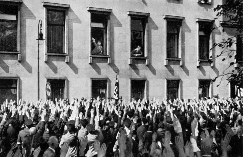Adolf Hitler. Abordnung aus dem Saargebiet vor der Reichskanzlei. Délégation du territoire de la Sarre devant la Chancellerie.