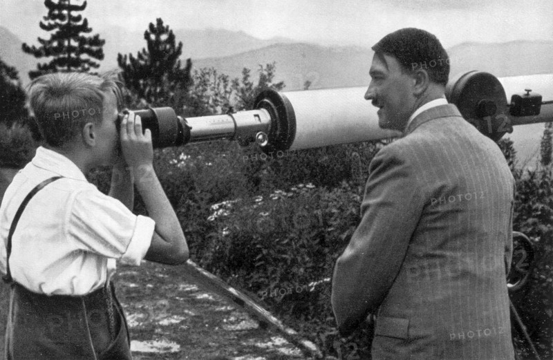 Adolf Hitler. Er darf durch das Fernrohr schauen. Adolf Hitler. Il peut regarder dans les jumelles.