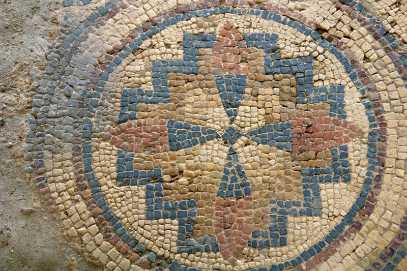 Fouille gallo-romaines de Séviac. Gers. La villa gallo-romaine de Séviac restitue le cadre de vie d'un aristocrate terrien des 4e et 5e siècles de notre ère. Les constructions apparentes et les mosaïques appartiennent à la partie résidentielle d'une grande villa du Bas-Empire, qui prolonge un habitat plus ancien. Mosaïques.
