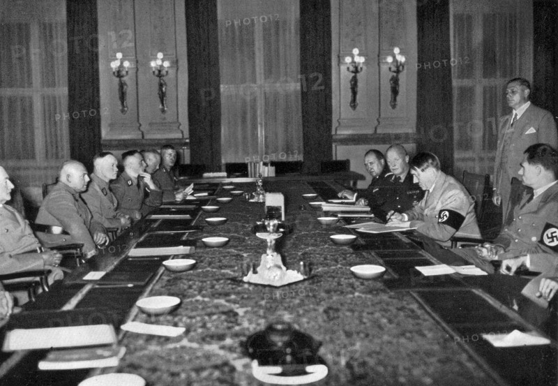 Adolf Hitler. Eine Sitzung der Reichsstatthalter in der Reichskanzlei unter Vorsitz des Führers. Une séance du gouvernement à la Chancellerie avec le Führer.