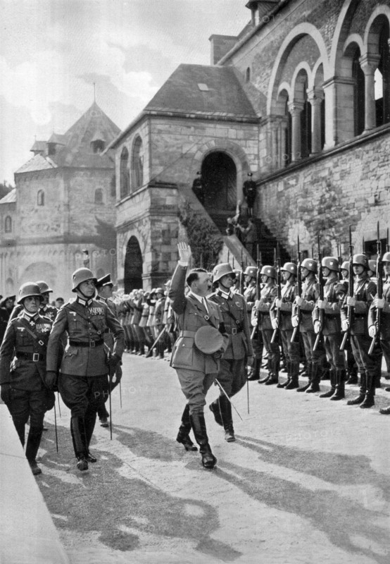 Adolf Hitler. Der Führer vor der Goslarer Kaiserpfalz am Erntedankfest 1934. Le Führer devant la château impériel de Goslarer à la fête des Moissons en 1934.