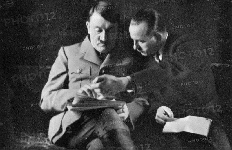 Adolf Hitler. Reichpressechef Dr. Dietrich unterbreitet dem Führer Presseberichte. Le docteur Dietrich, responsable national de la Presse, communique au Führer la revue de Presse.