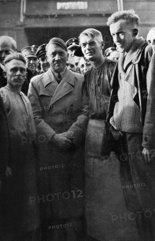 Adolf Hitler. Bei dem Arbeitern in Siemensstadt. Auprès des travailleurs à Siemensstadt.