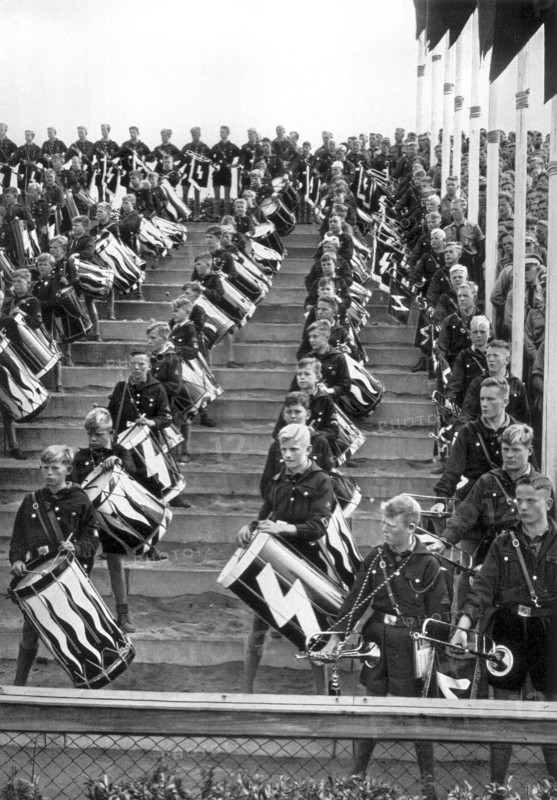 Adolf Hitler. Parteitag der Friheit: Die jüngsten Trommler der Nation. Frise. Les jeunes tambours de la Nation.