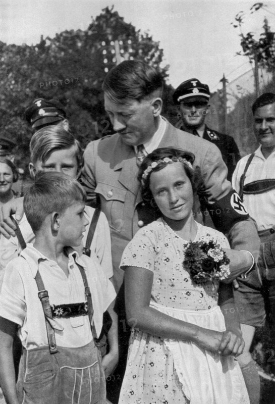 Adolf Hitler. Immer wieder sieht man den Führer auf Bildern von Kindern umgeben. Rechts Baldur von Schirach. Sur les photos, on voit toujours le Führer entouré d'enfants. Avec Baldur von Schirach, Ministre de la Jeunesse.