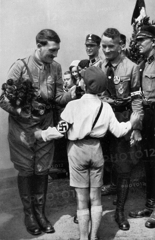 Adolf Hitler. Jungdeutschland begrüßt den Führer im Wahlkampf. Un jeune allemand salue le  Führer pendant la campagne électorale.