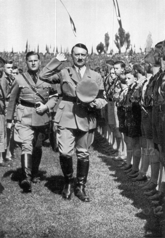 Adolf Hitler. Parteitag der Macht 1934. Im Stadion bei der Jugend. Jour du Parti en 1934. Dans le stade au côté des jeunes.