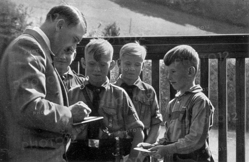Adolf Hitler. Pimpfe beim Führer. Des enfants chez le Führer.