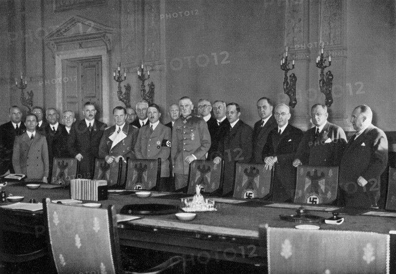 Adolf Hitler. Das Reichskabinett bei Verkündung des Wehrgesetzes. Le gouvernement du Reich à la proclamation de la journée de la Défense.