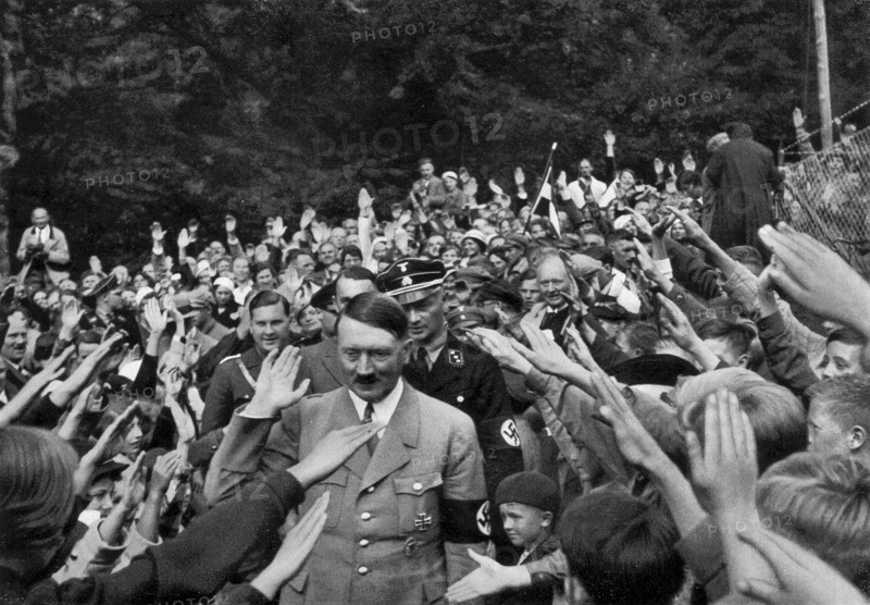 Adolf Hitler. Der Führer vor seimen Lanhaus am Obersalzberg. Le Führer sans sa maison de campagne à l'Obersalzberg.
