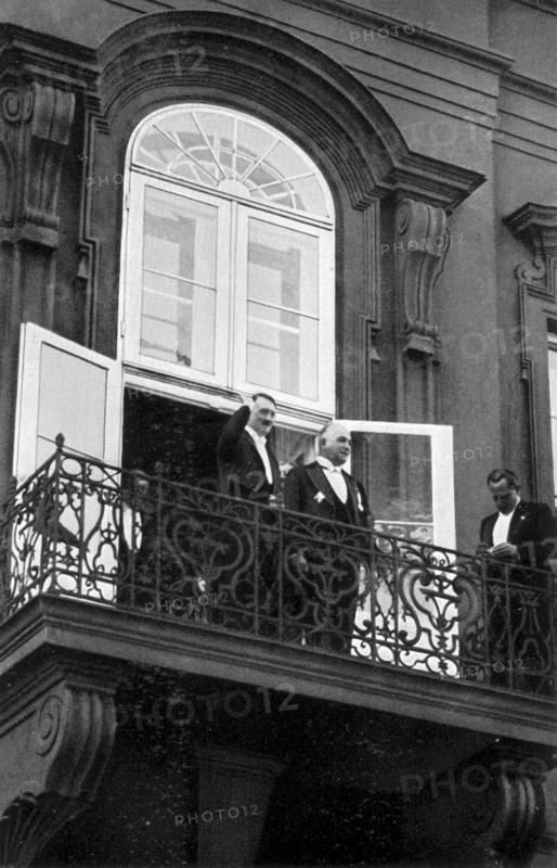 Adolf Hitler. Der Führer und Reichsaußenminister von Neurath. Le Führer et le ministre des Affaires Etrangères von Neurath.