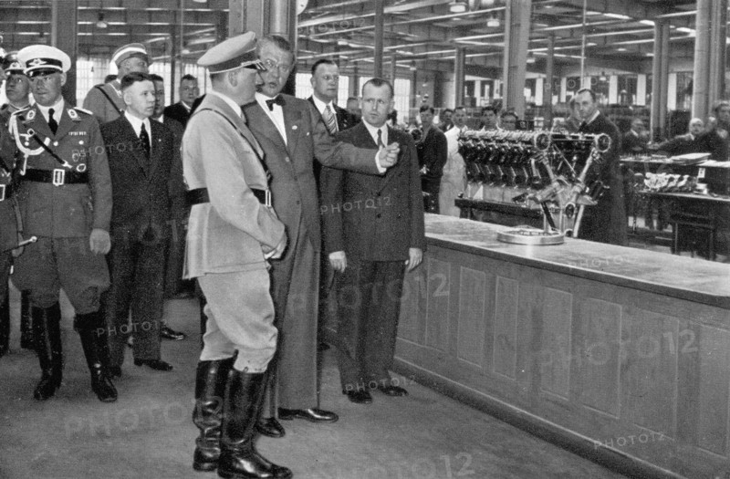 Adolf Hitler. Besuch bei den Bayrischen Motorenwerken. Visite à l'usine de moto BMW.