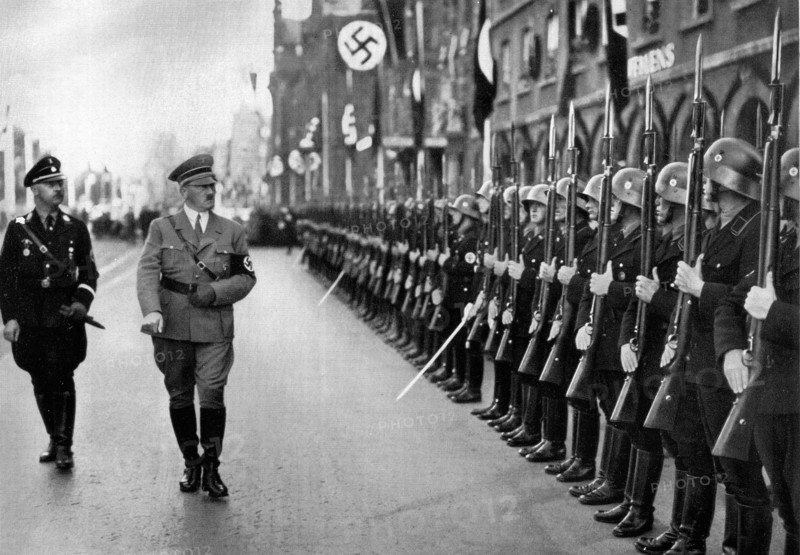 Adolf Hitler. Der Führer am Parteitag der Freiheit. Abschreiten der Ehrenkompanie seiner Leibstandarte. Le Führer à la Fête du Parti de la Liberté. Il inspecte la pretigieuse compagnie des Héros de sa garde personnelle.
