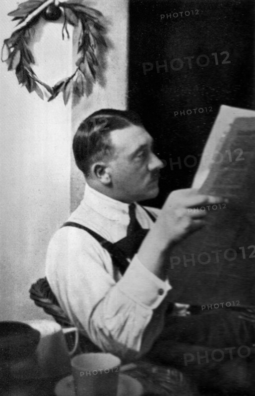 Adolf Hitler. Aufnahme aus der Haft 1924 auf der Festung Landsberg. Présentation du mandat d'incarcération d'Adolf Hitler, en 1924, à la forteresse de Landsberg.