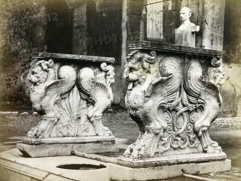 1er siècle. Pompei. Détail de l'Impluvium de la villa de Cornelio Rufo. Animaux fabuleux. Table ou pieds d'une console. Photo début 20e.