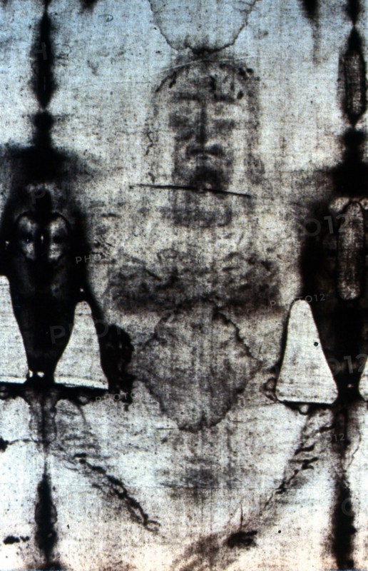 Saint-suaire de Turin. Le linceul de Turin est un tissu en lin ancien faisant l’objet d’une vive polémique concernant son authenticité : il représente de face et de dos l’image d’un homme flagellé et crucifié, traditionnellement identifié comme le Christ. La prise des premiers clichés photographiques par Secondo Pia en 1898 et la révélation de la propriété de négatif photographique de l'image, montrant des détails jusqu’ici insoupçonnés, ont déclenché l’intérêt des milieux scientifiques tout au long du 20e siècle et encore aujourd’hui.