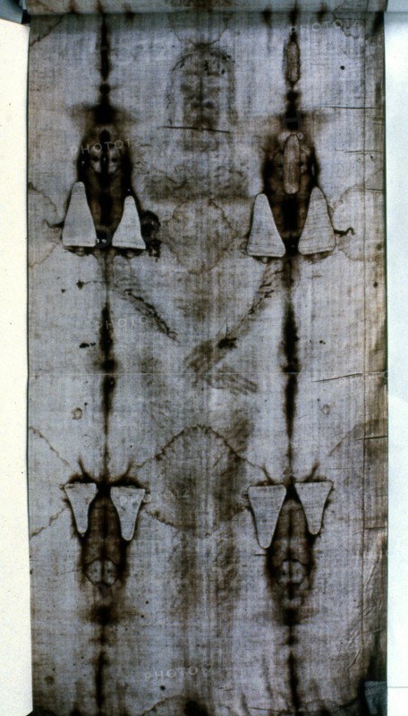 Saint-suaire de Turin. Le linceul de Turin est un tissu en lin ancien faisant l’objet d’une vive polémique concernant son authenticité : il représente de face et de dos l’image d’un homme flagellé et crucifié, traditionnellement identifié comme le Christ. La prise des premiers clichés photographiques par Secondo Pia en 1898 et la révélation de la propriété de négatif photographique de l'image, montrant des détails jusqu’ici insoupçonnés, ont déclenché l’intérêt des milieux scientifiques tout au long du 20e siècle et encore aujourd’hui.