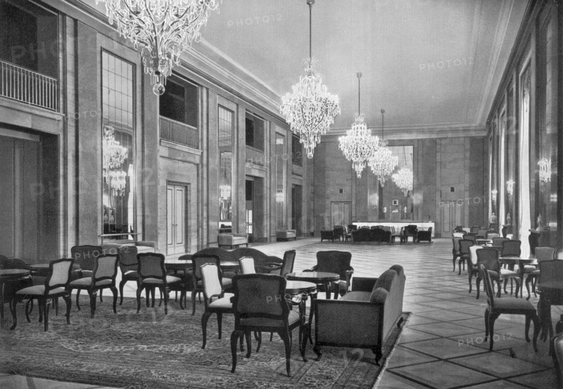 Adolf Hitler. Das Foyer des Deutschen Operhauses in Charlottenburg, an dessen Neugestaltung des Führer mitwirkte. Le foyer de l'Opéra allemand à Charlottenburg.
