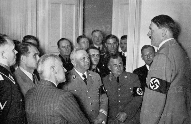Adolf Hitler. Der Führer im Kreise seiner nächsten Mitarbeiter am Abend der Reichstagswahl vom 29. März 1936. Le Führer entouré de ses proches collaborateurs au soir de l'élection au Reichtag, le 19 mars 1936.