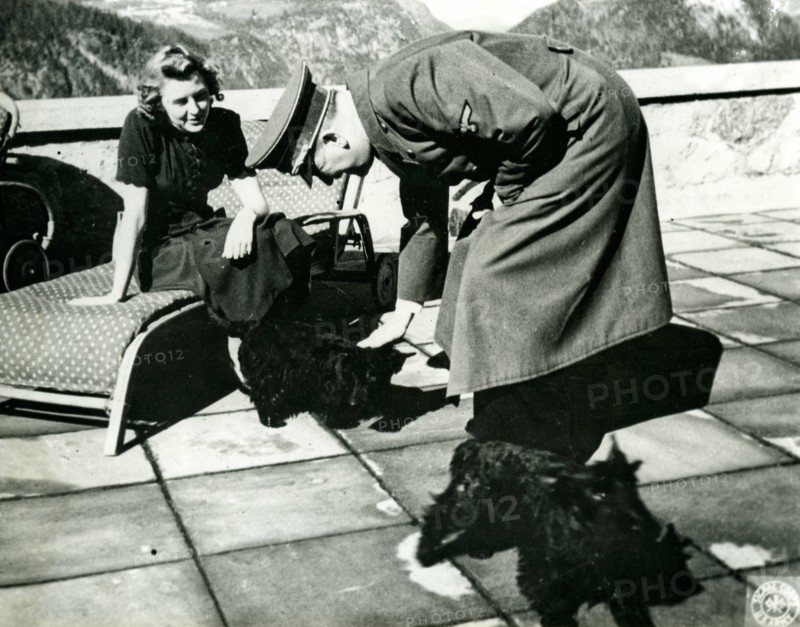 Photo d'Hitler et d'Eva Brown à Berchtesgaden.
La montagne du Kehlstein (1835 m), connue pour le « nid d'aigle » (Kehlsteinhaus) placé à son sommet. Le nid d'aigle a été construit comme cadeau pour les 50 ans d'Adolf Hitler par Martin Bormann. A l'issue de la guerre, il est resté relativement intact. Il est accessible par un tunnel piétonnier, puis par un ascenseur d'époque montant dans le rocher sur 124 m.