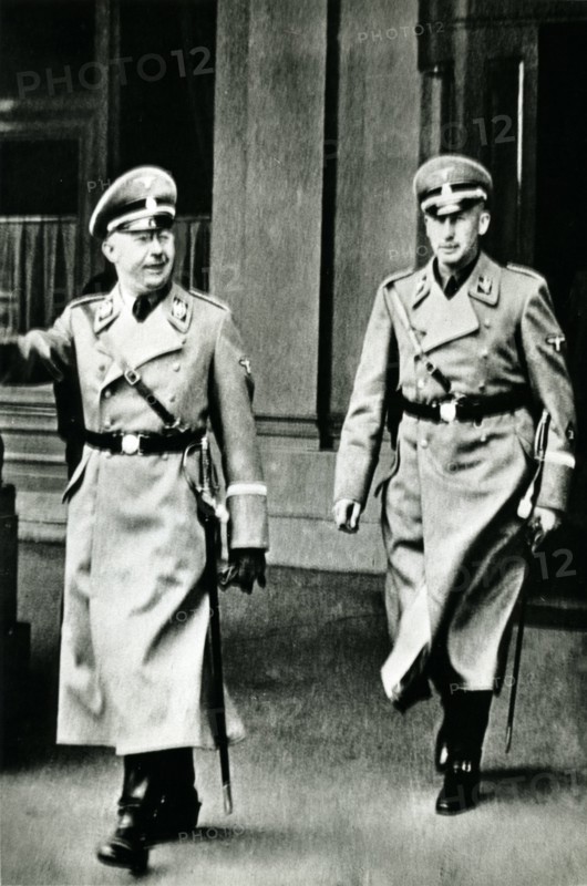 Himmler et Heydrich
Heinrich Luitpold Himmler (7 octobre 1900, Munich - 23 mai 1945, Lüneburg), fut l'un des hommes les plus puissants du Troisième Reich. Il était le maître absolu de la SS (Reichsführer-SS) et le chef de toutes les polices allemandes (Chef der Deutschen Polizei), dont la Gestapo. 
Reinhard Tristan Eugen Heydrich (7 mars 1904, Halle, Saxe - 4 juin 1942, Prague).
Il fut l'adjoint direct de Heinrich Himmler et joua un rôle important dans l'organisation de l'appareil répressif nazi et un rôle majeur dans l'organisation de la Shoah. Il mourut, le 4 juin 1942, des suites d'un attentat perpétré par la résistance tchèque, le 27 mai 1942.