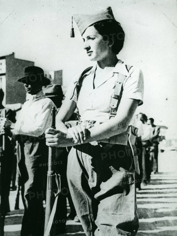1936. Guerre d'Espagne: Une combattante en arme et en uniforme.