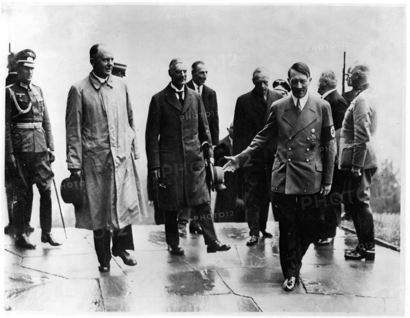 15 septembre 1938. Chamberlain reçu à Berchtesgaden par le Chancelier Hitler.