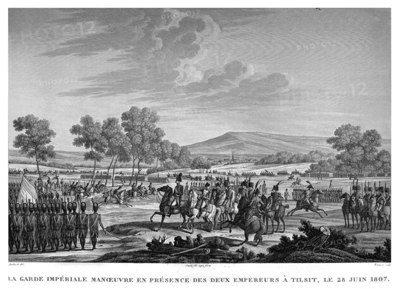 Epopée napoléonienne. Napoléon 1er. La garde impériale manoeuvre en présence des deux Empereurs à Tilsit, le 28 juin 1807.