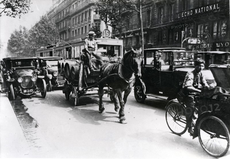 Traffic in Paris, 1924