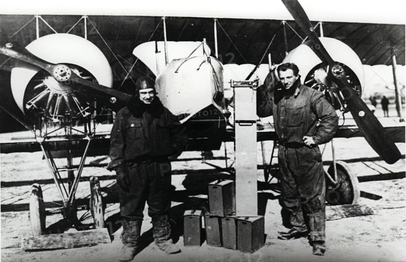 Aviateurs devant un Caudron G.4