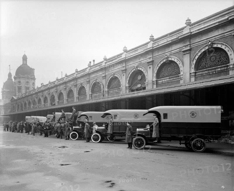 Delivery lorries at Smithfield Market, London, 1915