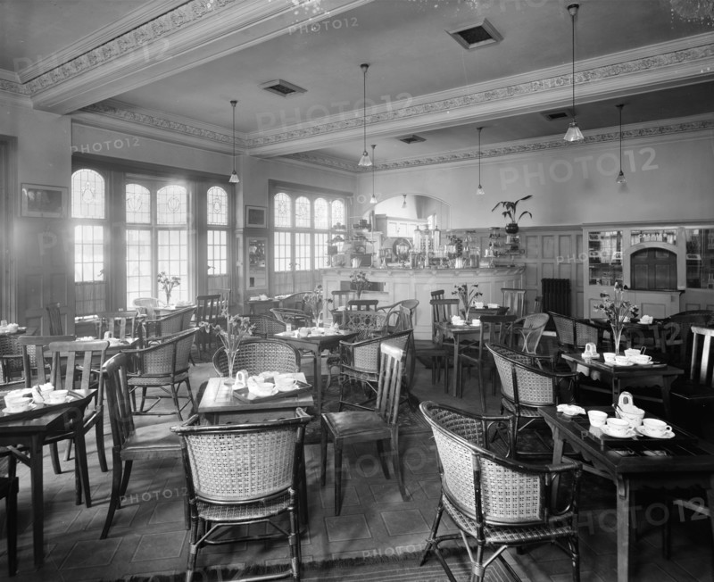 The tea room, Liverpool Street Station, London, 1916