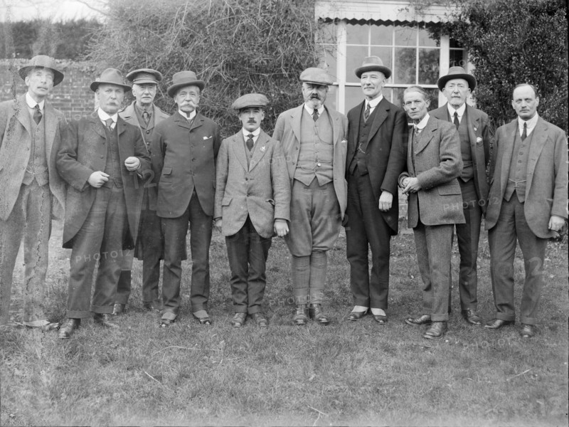 AC' group gathered at Agmerhurst near Northiam, East Sussex, 1919