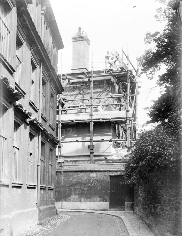 Workmen renovating the crumbling Headington stone, New College, Oxford, Oxfordshire, 1908