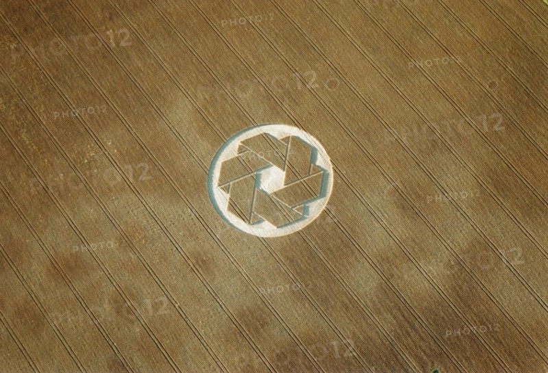 Crop circle near Avebury, Wiltshire, 1999