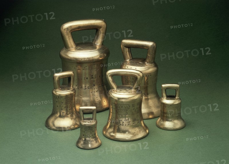 Set of Bronze weights stamped with a crowned 'EL' (Elizabeth I), 1588. Artist: Unknown