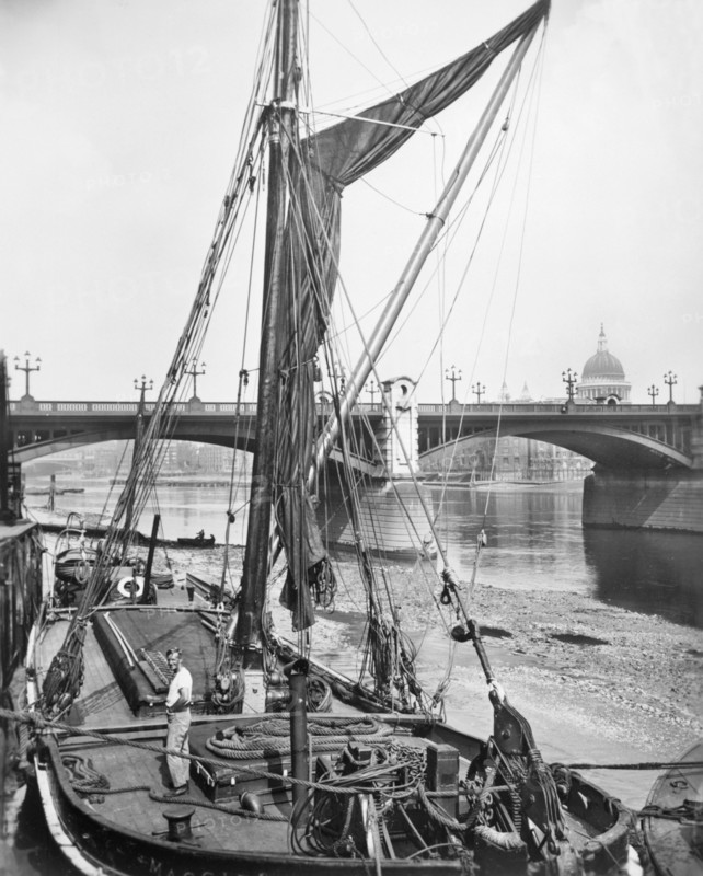 River barge at Southwark Bridge, London. Artist: Unknown