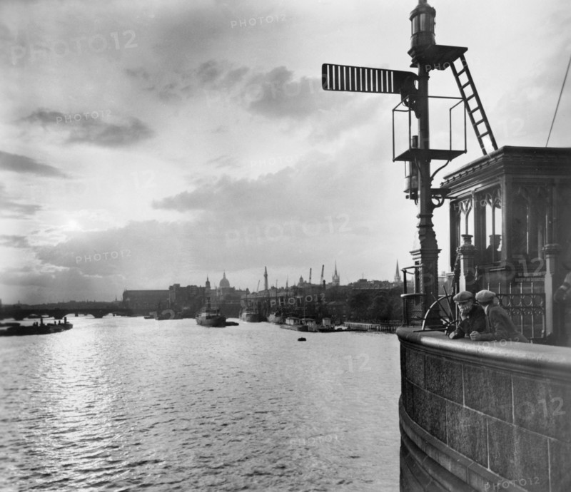 View upstream from Tower Bridge, Stepney, Tower Hamlets, London. Artist: George Davison Reid