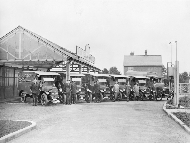 Reeves vans outside the factory, London, (c1930s?). Artist: Unknown